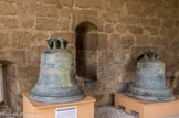 <center>Palais des Rois de Majorque.</center>Cloches de la chapelle du palais. Deux cloches neuves remplacent les cloches datant du règne de Philippe III d'Espagne, leur donateur qui régna de 1598 à 1621, désormais exposées dans le palais.