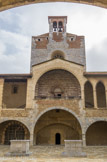 <center>Palais des Rois de Majorque.</center>La tour des chapelles domine les appartements royaux qui communiquent par un couloir. Sa terrasse accueille un dispositif permettant de communiquer au moyen de feux ou de fumées avec des tours à signaux construites sur les reliefs alentour.