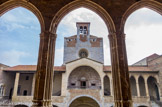 <center>Palais des Rois de Majorque.</center>Les chapelles, fastueuses, indiquent tout le raffinement que ces rois portaient au monachisme franciscain. Elles se superposent pour s'élever en donjon féodal, si caractéristique de ce bâtiment. L'architecture de la chapelle la rapproche de la Sainte-Chapelle de Paris, de peu antérieure, avec ses deux sanctuaires superposés et son large porche.