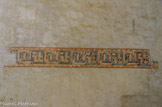 <center>Palais des Rois de Majorque.</center>La chapelle haute. Une frise inspirée de la calligraphie arabe court au-dessus de fausse tapisseries peintes.