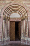 <center>Palais des Rois de Majorque.</center>La chapelle haute. On accède à la chapelle haute, dédiée à la Sainte Croix, par une galerie. Sa façade en marbre s'orne d'un portail en plein cintre qui reçoit une porte de style mudéjar.