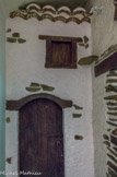 <center>Le Castillet.</center>La cuisine du Mas Gleix. À l'extérieur de la vitrine, apparaissent un linteau en bois sculpté datant de 1631 ou encore des symboles aux vertus conjuratoires sur les tuiles peintes à la chaux.