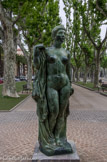 <center>La promenade des platanes</center>Baigneuse drapée, d’Aristide Maillol.