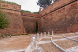 <center>Palais des Rois de Majorque.</center>Les remparts de Philippe II, fils de Charles Quint.