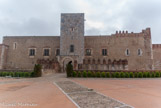 <center>Palais des Rois de Majorque.</center>Le maître d'œuvre au lancement de la construction était Ramon Pau, il fut suivi par Pons Descoy. Ceux-ci choisirent le style gothique, caractérisé par des grandes arches. Les murs sont en galets de rivière et en briques liés au mortier, le tout enduit de chaux et peints. La pierre de taille a été largement utilisée pour tout ce qui est anguleux : Portes, fenêtres, angles des murs, escaliers, et surtout les tours. On choisit à l'époque un peu tout les marbres disponibles dans la région : pierre ocre ou bleue, marbre rouge de Villefranche-de-Conflent, blanc et bleu de Céret, grès.