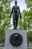 <center></center>La statue en hommage à Pablo Casais de Miquel Paredes voisine avec l’été sans bras, d'Aristide Maillol.