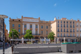 <center>Perpignan.</center>La Maison Fontano, place de la Liberté. En 1842, la Maison Fontano appartenait à trois membres d’une même famille dont le nom évoque un territoire proche des Pyrénées-Orientales. En effet, il s’agissait d’Antoine, André et Michel Carcassonne. En 1881, elle devient la propriété d’un épicier, Michel Fontano, qui lui donna son nom à ce moment-là. Depuis, le bâtiment est entre les mains de privés. La façade actuelle, de style néo-classique, a moins d’un siècle puisque la maison a été refaite en 1943.