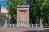 <center>Perpignan.</center>Ce monument aux morts, oeuvre de sculpteur Gustave Violet, conçu sur le principe d’un retable, est inauguré en 1924.