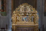 <center>Le couvent des franciscains.</center>Retable de l’Annonciation. Bois (pin, tilleul, bouleau) doré polychrome. 1714 (dorure)
Attribué à J. Sunyer (sculpture) et F. Escribà (dorure) Provenance : chapelle Saint-Gabriel du mas Girvès (Llo). Son exécution se situe certainement entre les années 1700 et 1714. Gabriel Girvès et son épouse Teresa Rocafort sont les commanditaires de ce retable devant orner la chapelle Saint-Gabriel du mas Girvès de Llo. On observe leur volonté d'y voir placer leurs saint-patrons : au premier registre, le panneau central représente l'archange Gabriel dans la scène de l'Annonciation ; au second registre, la niche centrale abrite une statue de sainte Thérèse. Au niveau du soubassement, les piliers latéraux, ornés d'un décor de feuillage d'acanthe, encadrent une table d'autel dont la face est enrichie d'un antepedium. Ce dernier, argenté et doré, présente un décor gravé de rinceaux d'acanthe et de motifs floraux avec au centre, un médaillon représentant la Vierge de l'Assomption. Au-dessus s'élèvent deux degrés de gradins où, sur un cartouche central, on peut lire l'année peinte « 1714 ».