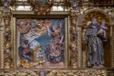 <center>Le couvent des franciscains.</center>à droite celle de saint Antoine de Padoue et l'Enfant Jésus. Ce premier registre est encadré par des guardapols ajourés et délimité en partie supérieure par un entablement orné en son centre du médaillon armorié des commanditaires de l'œuvre.