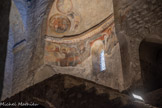 <center>L'abbaye Sainte-Marie-d'Arles-sur-Tech </center>La contre abside. Intérieurement, le mur de façade reçoit trois absides. Il s'agit d'un mode architectural carolingien, plus fréquent en pays Mosan et Rhénan, miraculeusement parvenu intact jusqu'à nous. Son élément principal est une chapelle haute située au-dessus du portail, où l'on accédait par un escalier à double volée, dédiée à St Michel. Décor à fresques datables du XIIe siècle, avec deux figures d'anges (séraphins aux ailes décorées d'yeux) et, au dessus, le Christ en majesté entouré des quatre évangélistes.