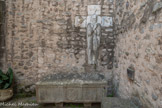 <center>L'abbaye Sainte-Marie-d'Arles-sur-Tech </center>La Sainte-Tombe. Près de l'entrée de l'église se trouve un gisant incrusté dans le mur. C'est celui de Guillem Gaucelm, Seigneur de Tellet, mort en 1211. Cette sculpture est l'œuvre de Raymond de Bianya.

Sous ce gisant se trouve un sarcophage paléochrétien daté du Ve siècle dit « la Sainte Tombe ». Il a protégé il y a mille ans, à leur arrivée, les reliques des Saints Abdon et Sennen ramenées depuis Rome par Saint Arnulphe. Le sarcophage est fait de marbre bleu de Céret, taillé et sculpté d'un X entouré d'un cercle signifiant Iesous Chrestos (Jésus Christ). Il mesure 1,88 mètre à la base et s'évase jusqu'à 1,92 mètre sur 50 centimètres de large au plus mince à 65 centimètres au plus large. Il est posé sur deux cales de 40 centimètres de côté.