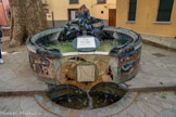 <center>Céret</center>La fontaine de la Sardane de la Paix rendant hommage à Pablo Picasso et au Massif du Canigou, sans oublier l'eau l'irriguant, est réalisée en 2012 par les artistes céramistes plasticiens Juliette et Jacques Damville