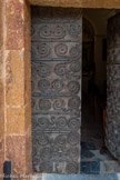 <center>Castelnou : L'église Sainte-Marie du Mercadal. </center>La porte a été faite sous l'initiative de Guiffaume V. Cette porte est classée depuis 1971. Les ferrures romanes en fer forgé, comptent parmi les plus belles de l’art roussillonnais et méritent une attention particulière. Elle est réalisée avec du fer forgé de Batére, riche en manganèse qui a pour spécialité d'être inoxydable. Le vicomte Guillem V, homme lettré aimant les arts, fut un initiateur du fer forgé catalan. En utilisant son savoir et sa fortune puisqu'il utilisait les mines de fer de Batére dont il était propriétaire, et toute la confrérie de moines itinérants « Compagnons forgerons ».