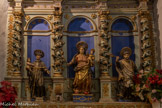 <center>Castelnou : L'église Sainte-Marie du Mercadal. </center>Au centre, une Vierge à l'Enfant entourée de Saint Antoine de Padoue et de Saint François Xavier.