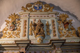 <center>Castelnou : L'église Sainte-Marie du Mercadal. </center>Au-dessus Sainte Thérèse d'Avila est entourée par Saint Michel  et Sainte Marguerite. Au sommet, la colombe du Saint Esprit