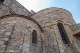 <center>Cathédrale Sainte-Eulalie-et-Sainte-Julie d'Elne</center>Les arcatures aveugles de l'abside majeure sont coupées en haut par une frise 