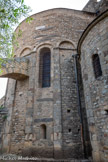 <center>Cathédrale Sainte-Eulalie-et-Sainte-Julie d'Elne</center>L'abside majeure, percée de trois fenêtres agrandies au XIXe siècle, est ornée d'arcatures aveugles coupées en haut par une frise 