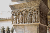 <center>Cathédrale Sainte-Eulalie-et-Sainte-Julie d'Elne</center>GALERIE EST (XIVes.)
Entreprise vers 1315-1325, cette galerie poursuit l’architecture de la claire-voie romane. Alors que les sculptures montrent une parfaite maîtrise de la technique gothique. Annonciation / Visitation.