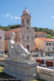 <center>Port-Vendres. </center>L'œuvre est une sculpture en pierre représentant une femme allongée tenant dans sa main droite des branches d'olivier.