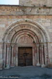 <center>Villefranche-de-Conflent</center>Le portail d'origine de l'église est lui aussi construit en marbre rose. Il est encadré par quatre colonnes (deux de part et d'autre de la porte), supportant des chapiteaux ornés