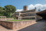 <center>L’abbaye de Saint-Michel de Cuxa</center>Au début du 12ème siècle, on reconstruit le cloître en lui donnant la forme d’une colonnade de marbre, avec des chapiteaux sculptés. On édifie aussi une tribune en marbre dans l’église. Ces travaux sont l’œuvre de l’abbé Grégoire, qui est élu archevêque de Tarragone en 1136. Les périodes suivantes du Moyen Âge sont moins fastes pour Cuxa. Les bâtiments du l’abbaye ne sont pas renouvelés. A partir du 16ème siècle, les moines ne vivent pour ainsi dire plus la vie commune.  L’église est transformée par la réalisation de chapelles latérales au détriment des bâs-côtés de la nef, qui reçoit une voûte catalane en briques. On démolit la tribune monastique du 12ème siècle. Cette vie monastique réduite se poursuit jusqu’à la Révolution. L’abbaye est alors supprimée et ses bâtiments vendus. Pendant la Révolution, l’antique abbaye est suppriméeen tant qu’institution religieuse,  les bâtiments ne sont plus entretenus et pillés. En 1839, le clocher nord s’effondre, écrasant les bâtiments voisins et une partie du cloître.C ’est en janvier 1907 que se noue le destin contemporain du cloître de Cuxa : l’artiste américain George Grey Barnard achète colonnes , chapiteaux du cloitre et les expédie à New York pour constituer le pôle médiéval des collections duMetropolitan Museum of Art de New York, sous le nom de Cloisters. Ce n’est qu’après la seconde guerre mondiale que des initiatives décisives conduiront à donner à Cuxa l’aspect que nous lui connaissons aujourd’hui, projetées et conduites par l’architecte Sylvain Stym-Popper qui, sur fonds publics, reconstruit partiellement le cloître (galeries sud et ouest), avec les chapiteaux donnés par Barnard, et tous ceux qu’on a pu encore retrouver sur place ou dans le voisinage.