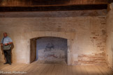 <center>Forteresse de Salses</center>La salle à manger. Elle possède une cheminée en pierre importée de la région catalane de l’Ampurdan.