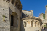 <center>Saint Guilhem le Désert. </center> L'absidiole nord possède un décor qui se rattache à celui de l'abside principale. Elle comporte une série d'arcs à double ressaut, qui encadrent soit des baies, soit des arcs aveugles.