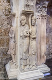 <center>Saint Guilhem le Désert. </center> Apôtres portant des palmes. Pilier du cloître, XIIe siècle.