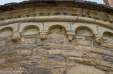 <center>Eglise de l'Assomption.</center> Suite d'arcades continues qui se terminent avec des têtes sculptées en haut relief, appelées protomés (Ce votif apparaît souvent au cours du moyen-âge et semble être une réminiscence de cultes préhistoriques).