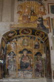 <center>Eglise de l'Assomption.</center> Dans la niche qui s'ouvre sur la droite, est peint un faux polyptyque avec la Vierge et l'Enfant avec à leurs pieds une multitude de fidèles orants.