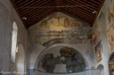 <center>Eglise de l'Assomption.</center> Dans la zone de l'abside les fresques sont en revanche plus récentes, alors que le bord blanc et noir ainsi que les ouvertures sont sûrement romanes.