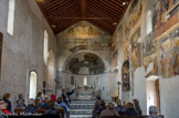 <center>Eglise de l'Assomption.</center> L'intérieur se présente à nef unique et était, avant la restauration, presque entièrement enduit et peint. Sur le mur de droite, des fresques remontant au XIVe - XVe siècle ont été découvertes, très probablement des œuvres de différents artistes (en particulier d'Antonio Monteregale ?).