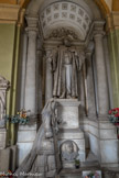 Cimetière monumental de Staglieno. <br> Tombe de Luigi Priario, sculpteur Demetrio Paernio, 1881. Au pied de l’orateur, c’est bien l’épouse dans ses atours aux dentelles minutieusement ciselées qui exprime sa douleur, comme le précise l’épitaphe.