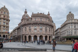 À la fin du 19e siècle, Gênes fut le principal centre financier de l’Italie avec Milan et la Piazza De Ferrari était l’endroit où de nombreuses institutions ont été créées, comme la bourse, le Credito Italiano, les succursales de la Banque de l’Italie. Le bâtiment de la Bourse, construit en 1912 par l'architecte Alfredo Coppedè. A droite, Le palais du Duc de Galliera, Raffaele De Ferrari.