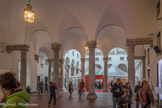 Palais Ducal <br> A l'intérieur du palais, un vaste atrium couvert, flanqué par deux cours bordées d'arcades.