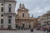 Chiesa del Gesù.<br> La création de la basilique, ses formes actuelles et son nom de Chiesa del Gesù sont liés à la grande reconstruction du XVIe siècle voulue par la Compagnie de Jésus, sur un projet de Giuseppe Valeriano, peintre, architecte et père jésuite. L’église est consacrée aux Saints Ambroise et André, car l’originale, datant du VIe siècle, était consacrée à Ambroise, évêque de Milan, qui s’était réfugié à Gênes pour fuir le pillage lombard du roi Alboïn.