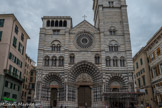 Cathédrale San Lorenzo <br> L'alternance du gris et du blanc sur la façade, procédé assez commun dans la Ligurie et d'origine pisane, appuie l'aspect massif de l'ensemble, et la rapprocherait du style roman, tandis que les trois portails ornés de multiples statues la rapprochent des cathédrales gothiques de France. Les alternances se portent également sur les colonnes. L'escalier majestueux est entouré de deux murs portant des lions.