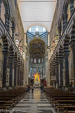 Cathédrale San Lorenzo <br> L'ensemble se divise en trois nefs, assez lumineuses, dont les voûtes sont dénuées de tout ornement avant le transept.