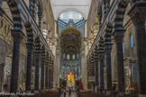 Cathédrale San Lorenzo <br> L'intérieur est médiéval. L'ensemble se divise en trois nefs, assez lumineuses, dont les voûtes sont dénuées de tout ornement avant le transept. A droite, la chaire, réalisée en 1526 est de P. Scala da Carona.