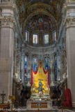 Cathédrale San Lorenzo <br> Vitraux : Pompéo Bertini a représenté Saint Jean-Baptiste Saint Georges Saint Laurent San Siro (1870). Au-dessus, trois statues de Lazzaro Tavarone qui représentent Saint Jean-Baptiste, Saint-Georges, Saint-Sébastien.