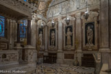 Cathédrale San Lorenzo <br> Chapelle Saint Jean-Baptiste. Au-dessus des statues, de Gerolamo Viscardi, le Baptême de Jésus (marbre sculpté).