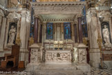 Cathédrale San Lorenzo <br> Chapelle Saint Jean-Baptiste. La superbe chapelle située dans la nef gauche, dans laquelle sont conservées les cendres de Saint Jean Baptiste, véritable chef d'œuvre de l'art du XVe siècle. La chapelle fut construite suivant la volonté de la Confraternité de Saint Jean-Baptiste pour accueillir les reliques du précurseur transportées à Gênes par Mira da Guglielmo Embriaco en 1098. Après avoir la cathédrale, on décide la construction d’un monument pour honorer le Saint protecteur de Gênes.