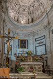 Place Banchi. Précieux sont les marbres de la table de l’autel principal près du crucifix du dix-septième siècle aux harmonieuses formes esthétiques et son intense expressivité.