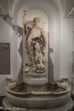 Dans ce magasin, la statue d'Hercule du XVIIe siècle qui abat l'hydre. Filippo Parodi (1630-1702), influence évidente de Puget.