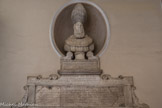 Eglise de San Bartolomeo des Arméniens. Dans le vestibule de l'église, on trouve le buste de Saint Basile, patron des moines Arméniens appelés Basiliens.