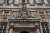 Via Garibaldi. Palazzo Doria-Tursi. Le majestueux portail en marbre est couronné par une sculpture représentant l'emblème de la ville de Gênes.