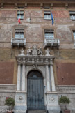 Le palais Doria-Spinola ou Antonio Doria. À la fin du XVIe siècle est rajouté le portail extérieur en marbre avec deux colonnes et sculptures d'écuyers couronnant l'attique, œuvre de Taddeo Carlone.