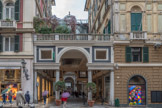 Entrée de la galerie Mazzini. Nommé en l'honneur du patriote Giuseppe Mazzini , elle est parallèle à la Via Roma, avec laquelle elle a été construite entre 1870 et 1880, à l'exemple des célèbres passages de Paris et de la Galleria Vittorio Emanuele de Milan, inspirée. C'est l'un des exemples de la soi-disant architecture de fer .