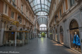 Galerie Mazzini. Les travaux de la Galleria Mazzini ont commencé le 26 juillet 1874 et se sont terminés en 1876 avec l'installation d'un mobilier en bronze. Certaines parmi les boutiques qui longent la galerie ont conservé les devantures de l'époque.